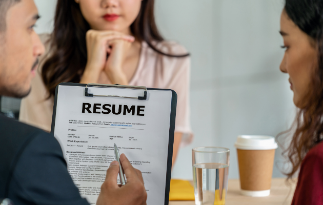 Tailoring a resume to match a job description using keywords and ATS optimization