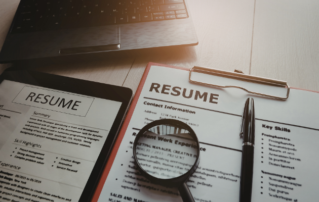 Best resume format 2026 comparison chart showing reverse-chronological, hybrid, and functional layouts